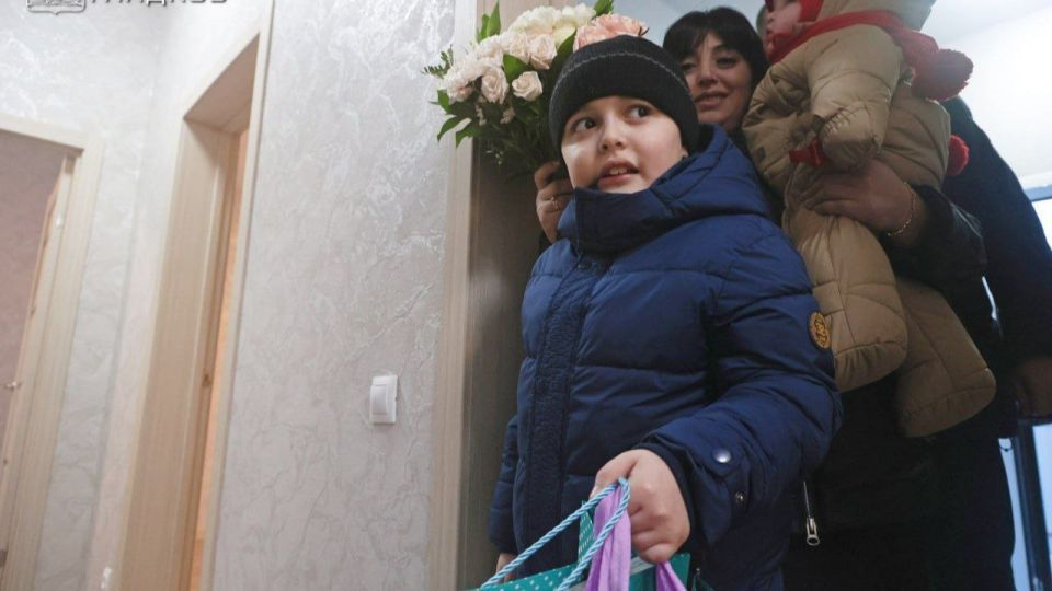 Вячеслав Гладков вручил ключи от семи новых домов жителям Прохоровского округа