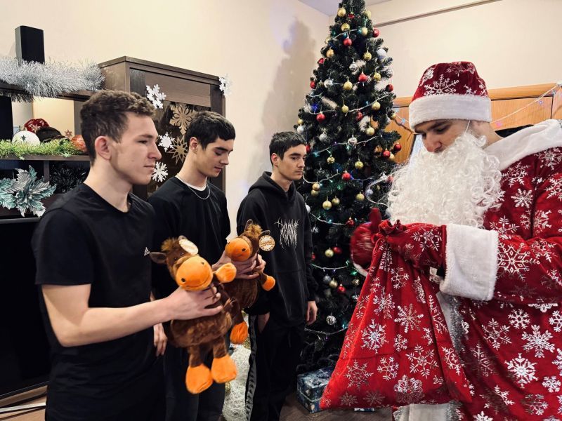 В Усинске сотрудники полиции поздравили воспитанников детского дома с наступающим Новым годом в рамках акции «Полицейский Дед Мороз»