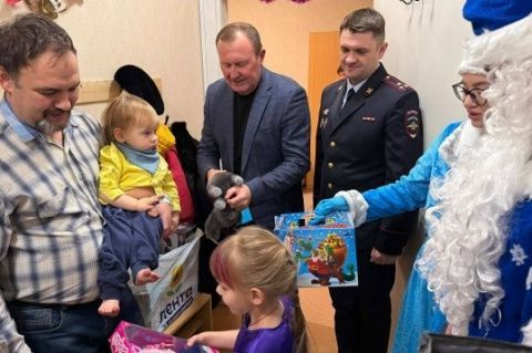 Валерий Голодюк вручил новогодние подарки детям из многодетных семей сотрудников УМВД