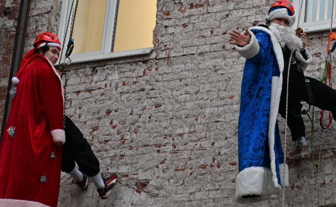 Дед Мороз и его помощники поздравили пациентов Выборгской детской больницы