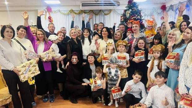 Развивающие и спортивные игры, сладости, игрушки! Целые килограммы радости передают в эти дни воспитанникам детского центра «Созвездие»