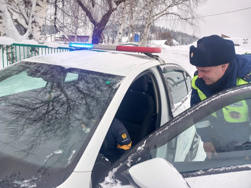 В Таштагольском районе полицейский Дед Мороз исполнил мечту воспитанника детского дома «Родник»