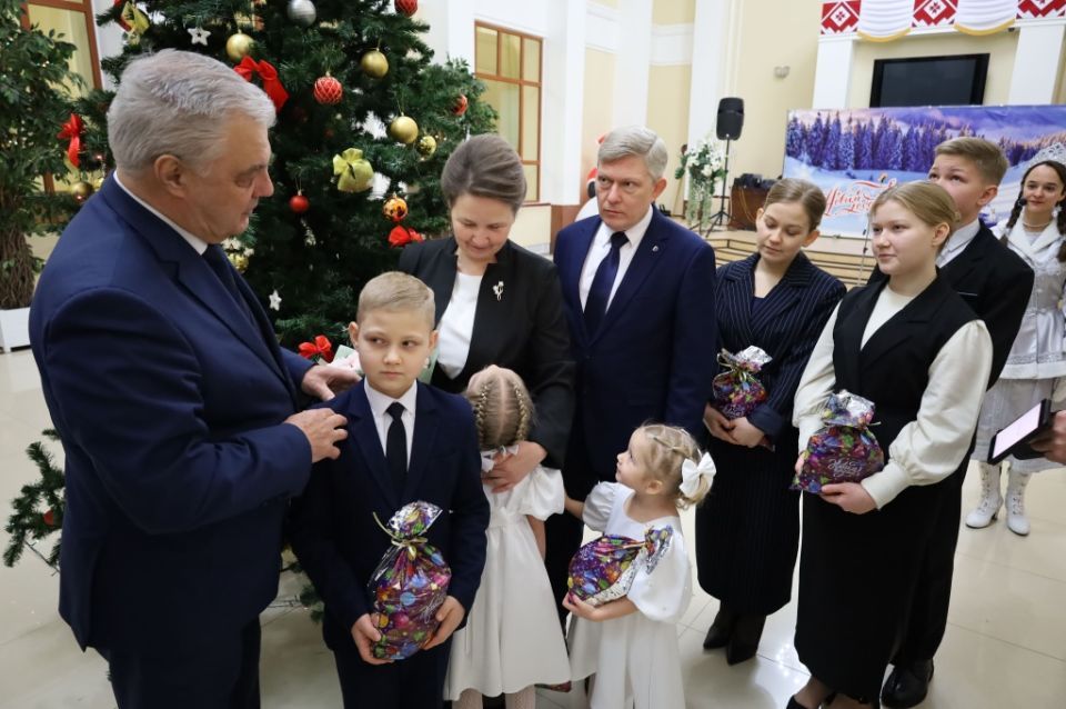 Владимир Чибиркин поздравил с наступающими праздниками многодетную семью и дошколят из Краснослободского района