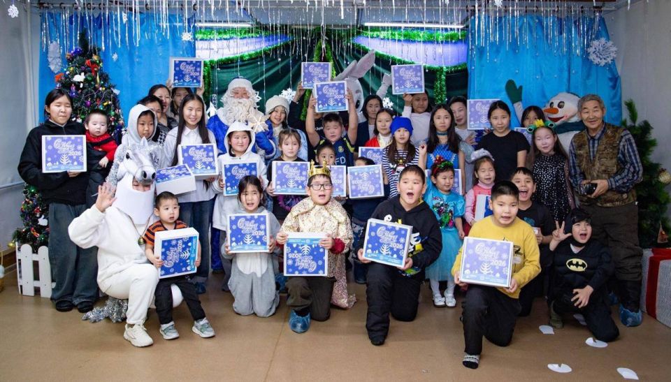 Виктор Лебедев подарил новогодние подарки 165 детям из Таттинского и Томпонского районов