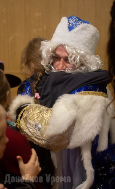 Этот утренник запомнится надолго: актеры и кинологи с питомцами поздравили воспитанников детского дома