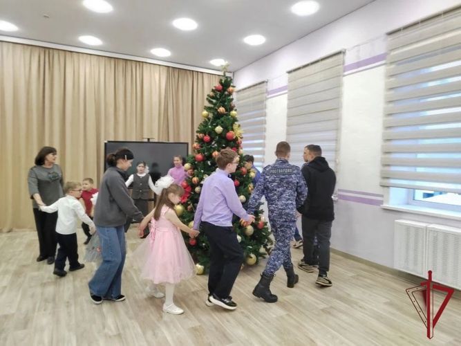 Дед Мороз специального назначения поздравил воспитанников детского дома в городе Свободном