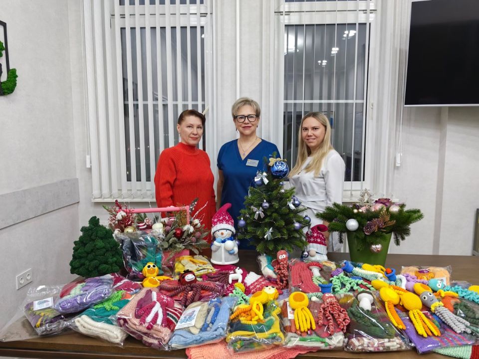 В Курский перинатальный центр доставили новогодние подарки для недоношенных детей