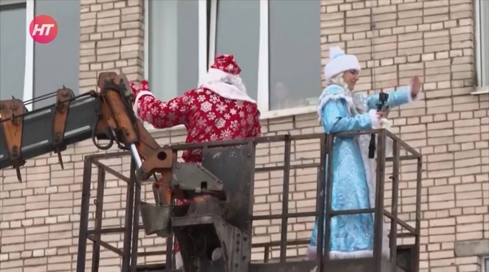 Новогодние поздравления для маленьких пациентов в областной детской больнице продолжаются