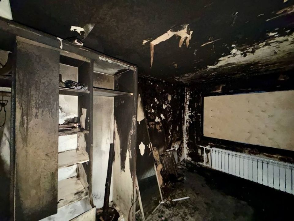 Местные власти помогут восстановить сгоревшую из-за елки квартиру многодетной семьи в Магадане