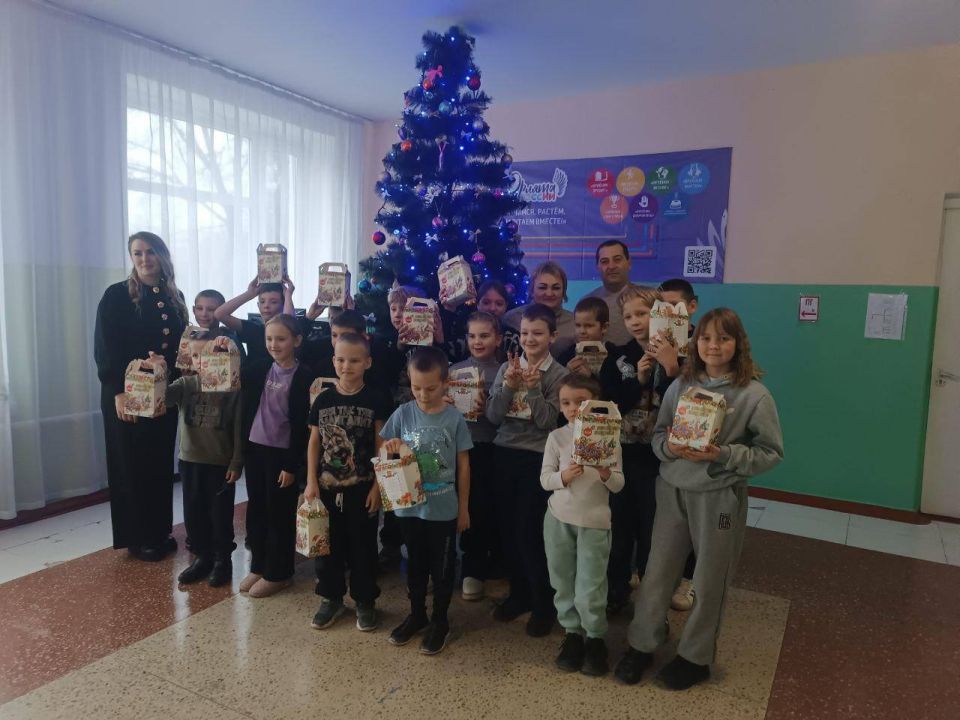 Дети ТУ Благодатное: сладкие подарки