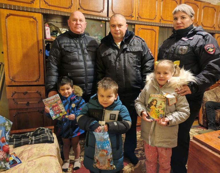 В Алексеевском округе полицейские и общественники поздравили многодетную семью с наступающим Новым годом