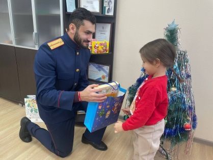 Сотрудники Марксовского межрайонного следственного отдела поздравили многодетную семью с наступающим Новым годом