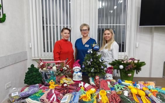 В Курске волонтеры передали новогодние вязаные наборы для малышей перинатального центра