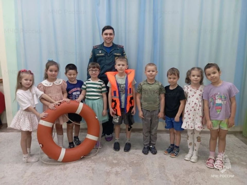 Сотрудники МЧС Рoссии обучают детей правилам безопасного поведения
