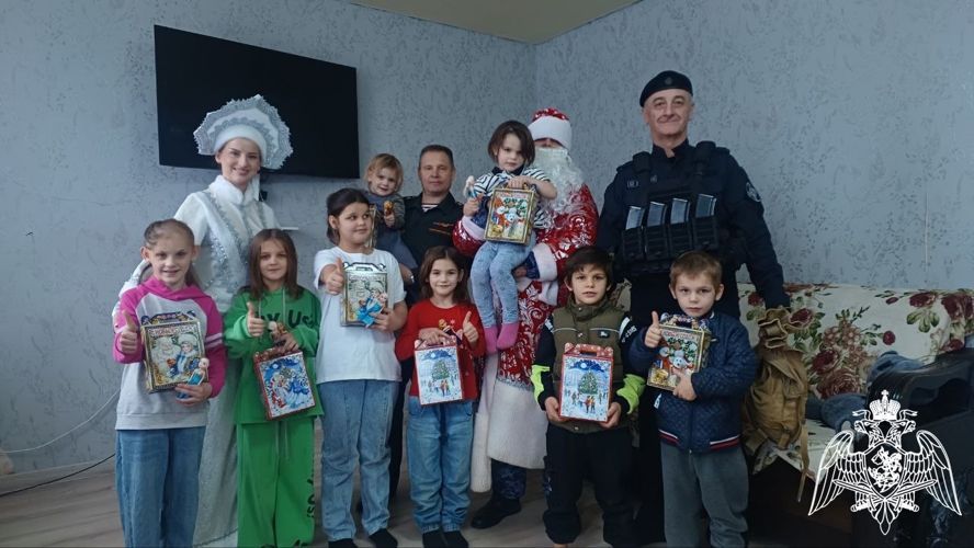 Росгвардейцы посетили многодетную семью в рамках акции «Дед Мороз специального назначения»