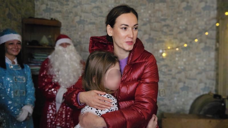 В Иванове полицейские и член Общественного совета при УМВД региона поздравили детей из многодетных семей, находящихся в сложной жизненной ситуации, с наступающим Новым годом и Рождеством