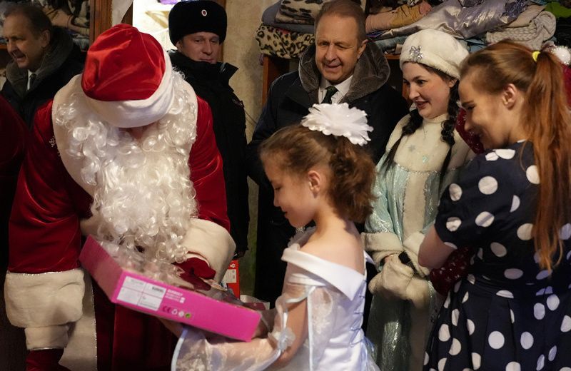 В Магадане полицейский Дед Мороз заглянул в гости к детворе