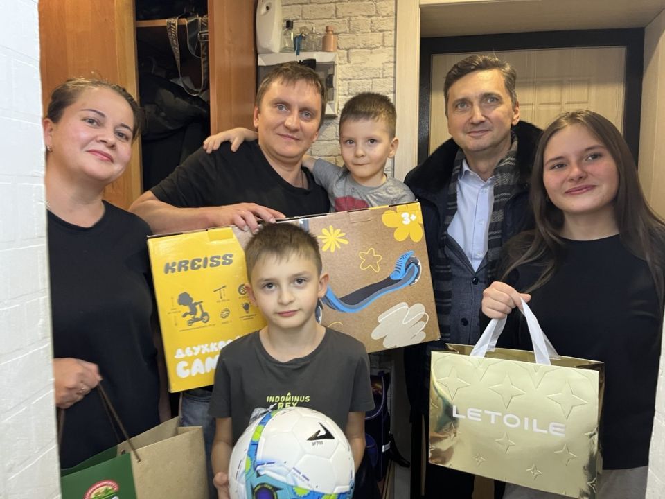 Министр транспорта Удмуртии исполнил новогодние желания детей из многодетной семьи