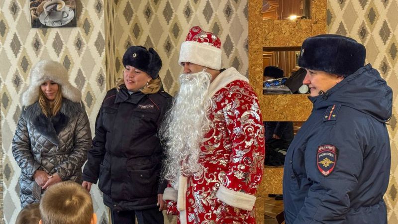 Полицейский Дед Мороз поздравил с Новым годом многодетную семью в Чите