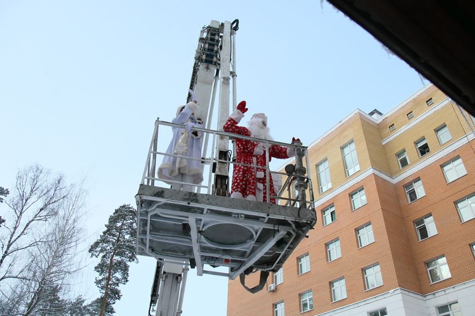 Спасатели-супергерои спустились с крыши к окнам калужской детской больницы