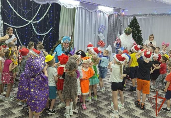 Росгвардейцы поздравили воспитанников детского сада с Новым годом в рамках всероссийской акции «Дед Мороз специального назначения» в Омске