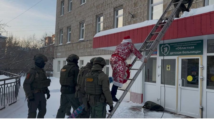 Снежный десант Росгвардии в Томске поздравил юных пациентов областной детской больницы