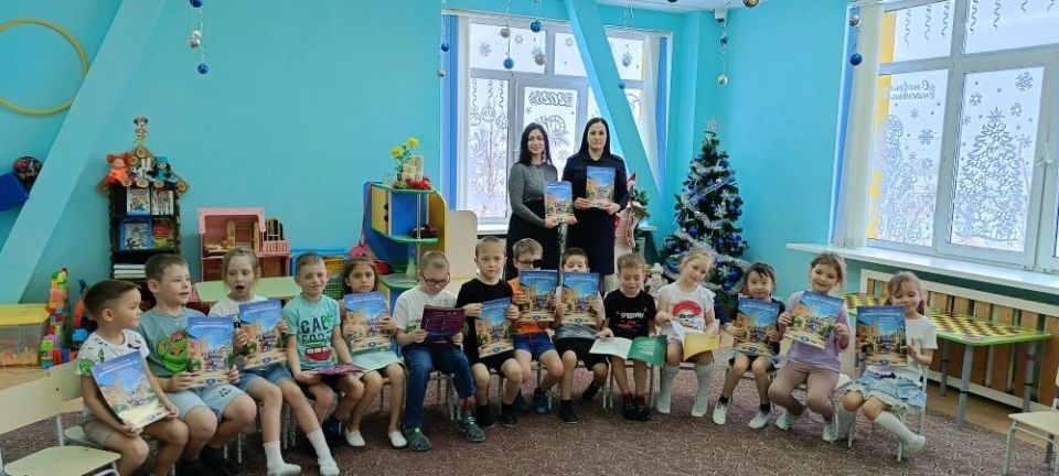Сотрудники анивской Госавтоинспекции поздравили с наступающим новым годом воспитанников детского сада