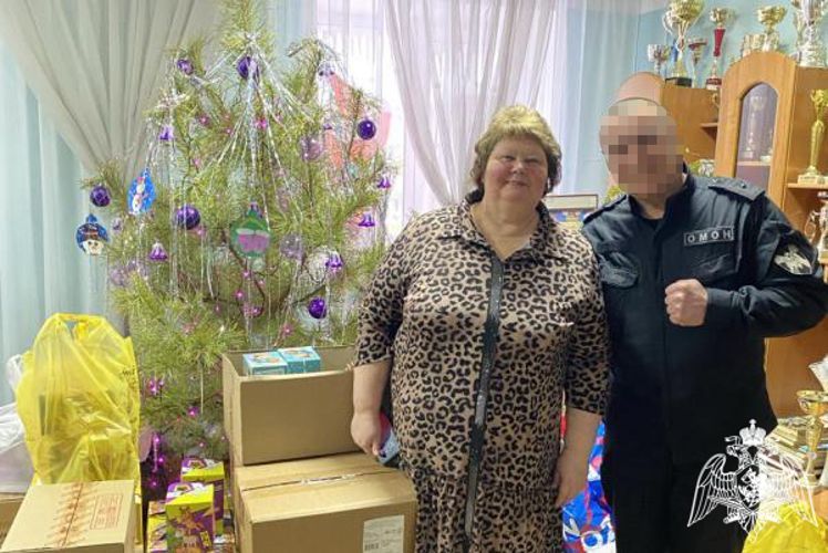 ОМОН "Симбир" поздравил воспитанников детского дома с новогодними праздниками