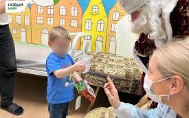 Дед Мороз принёс подарки и поздравления пациентам курганской детской больницы