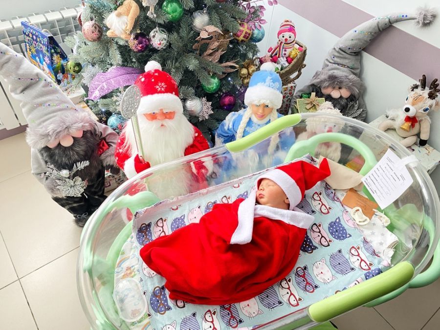 Первые в жизни новогодние костюмчики дарят всем малышам в перинатальном центре 8-й горбольницы
