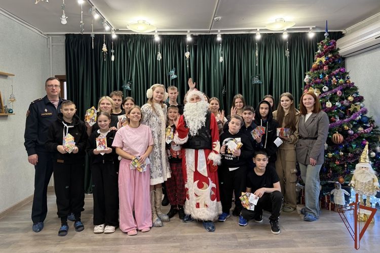 В Ярославле росгвардейский «Дед Мороз специального назначения» поздравил воспитанников детского дома