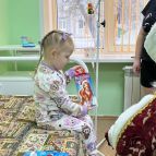 Накануне Нового года подарки от губернатора Вадима Шумкова получили юные пациенты областной детской больницы имени Красного Креста