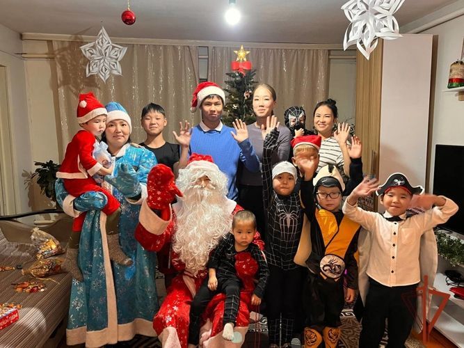 Росгвардейский Дед Мороз поздравил детей из многодетных семей территориального органа ведомства в Туве