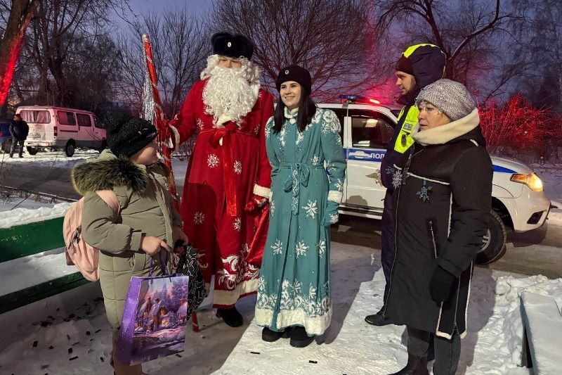 В рамках акции «Полицейский Дед Мороз» полицейские в Новоалтайске поздравили детей с Новым годом