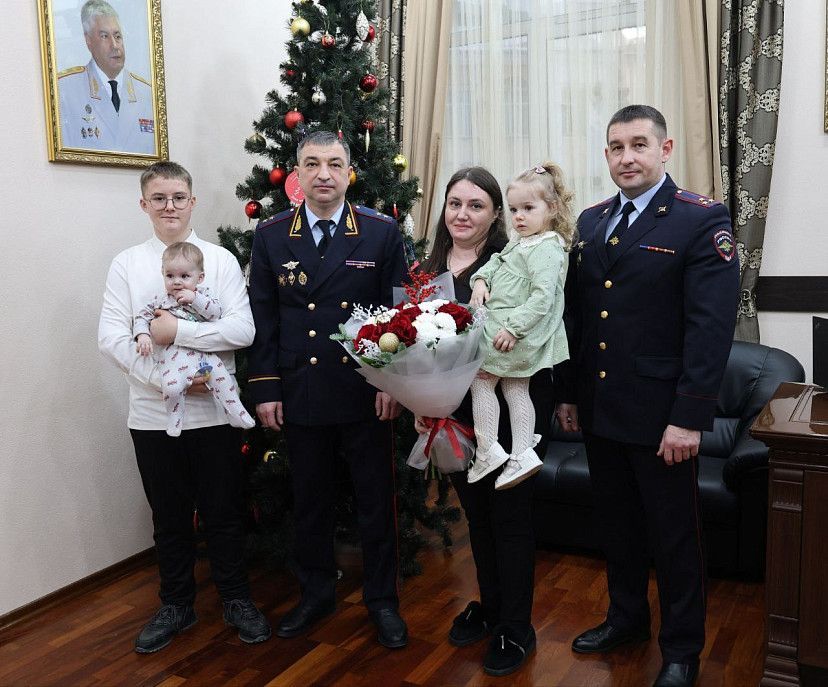 Руководитель полиции Саратовской области исполнил желания многодетной семьи