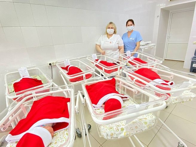 В перинатальном центре 8-й горбольницы всем новорожденным подарили новогодние костюмчики, сшитые вручную
