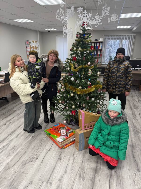 Вице-спикер Петросовета Оксана Политова присоединилась к благотворительной акции «Ёлка желаний»