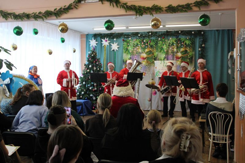 Хабаровские полицейские Дед Мороз со Снегурочкой побывали в гостях у воспитанников детского дома