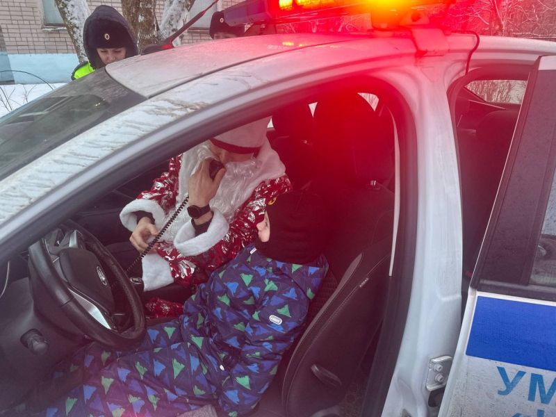 В Череповце Полицейский Дед Мороз вместе с госавтоинспекторами и кинологами поздравил дошкольников с наступающим Новым годом