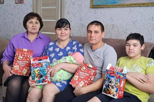 Депутаты «Единой России» подарили новогоднюю радость многодетным семьям Сернурского района