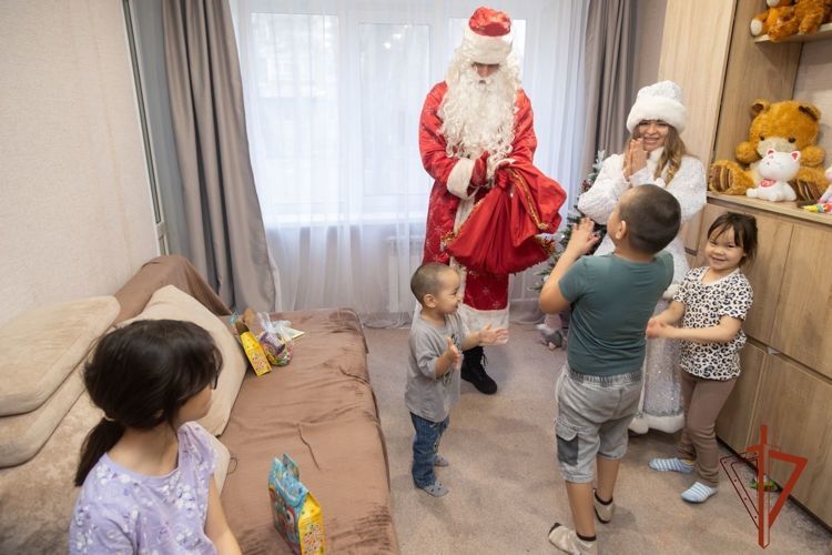 В рамках ведомственной новогодней акции росгвардейцы поздравили многодетную семью из Абакана