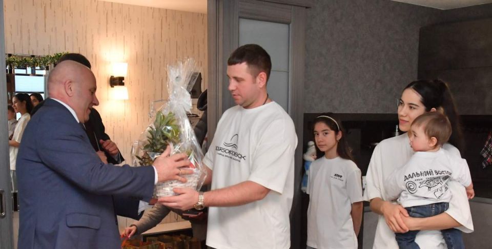 Мэр Хабаровска поздравил с Новым годом многодетную семью