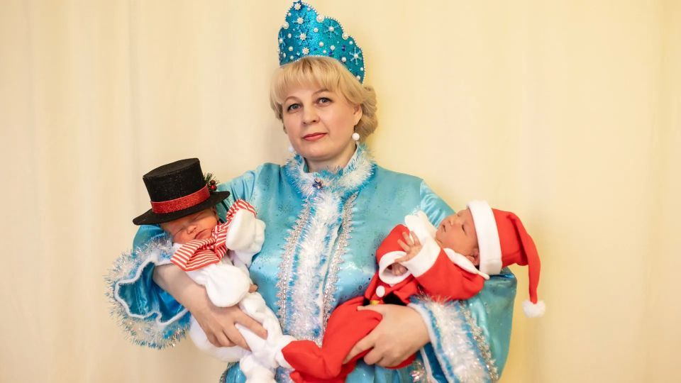 Новорожденных в Ноябрьске выписывают домой в новогодних костюмчиках