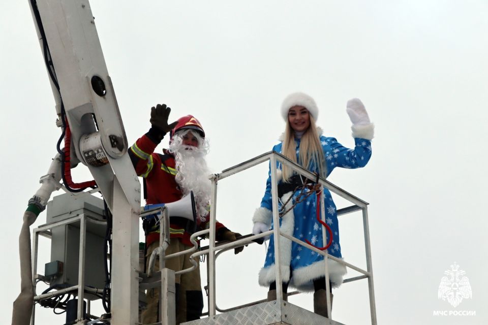 Сотрудники МЧС России поздравили детей, проходящих лечение в областной детской больнице