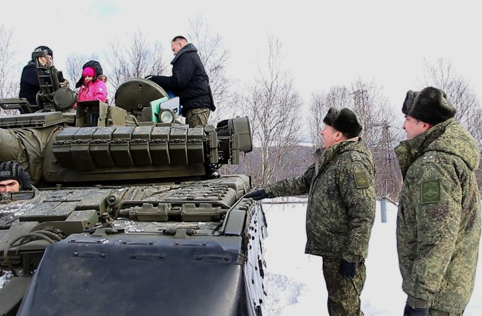 Дед Мороз и Снегурочка прокатили сахалинских детей на танке Т-80