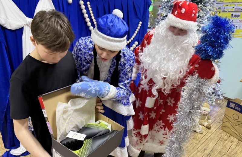 Дед Мороз специального назначения подарил праздник и исполнил мечты воспитанников детского дома в Магадане