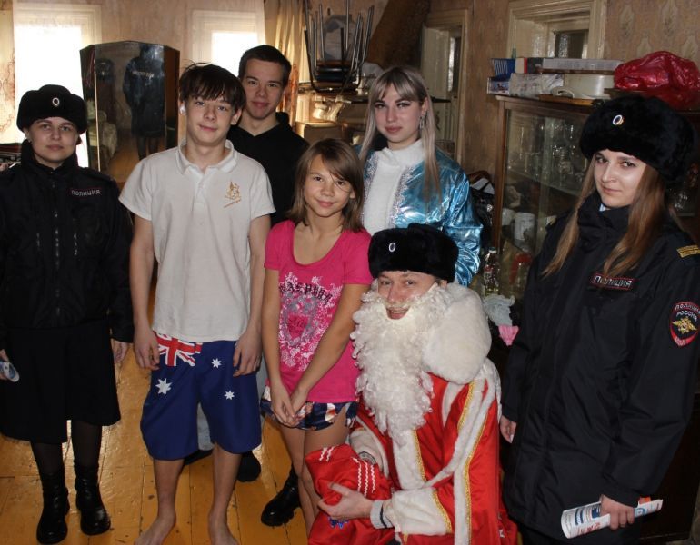 В Балашове в рамках акции «Полицейский Дед Мороз» полицейские и общественники посетили многодетные семьи и семьи, находящиеся в трудной жизненной ситуации