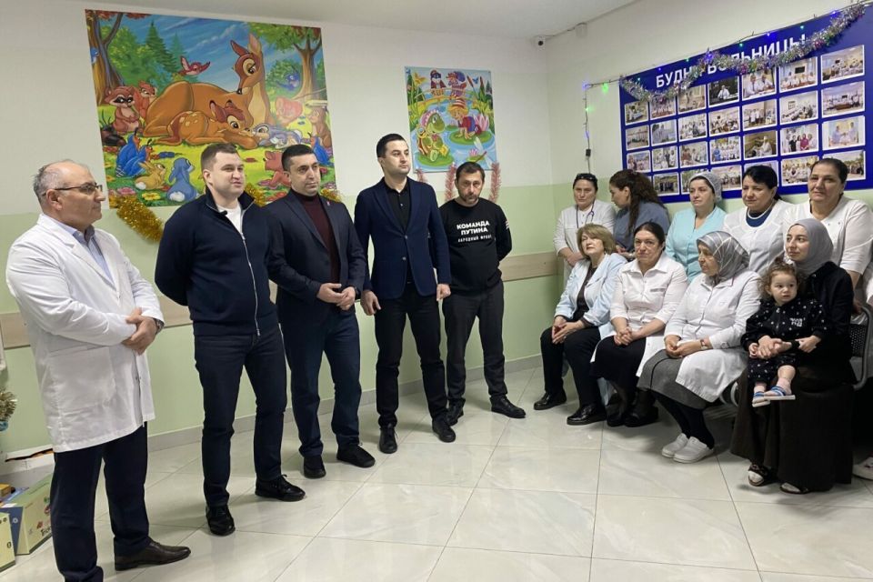 Артём Бичаев и представителями ОНФ РД поздравили пациентов детской больницы