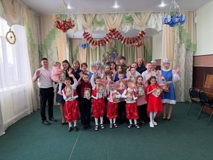 Члены Женского совета следственного управления Следственного комитета РФ по Саратовской области поздравили воспитанников детского дома с наступающим Новым годом