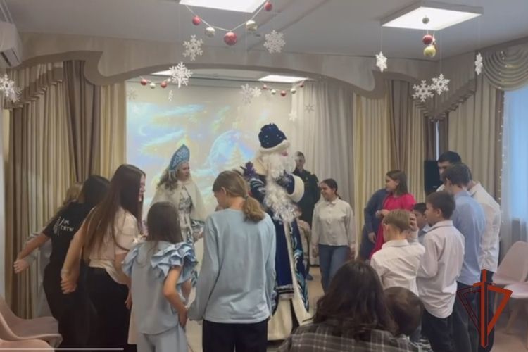 Росгвардия поздравила с Новым годом воспитанников детского дома в Красноярске